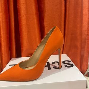 Schutz orange pumps